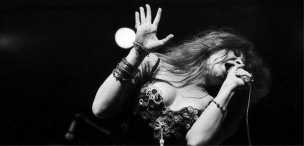 Janis Joplin 1968-ban a Newport Folk Fesztiválon (forrás: Wikipedia)